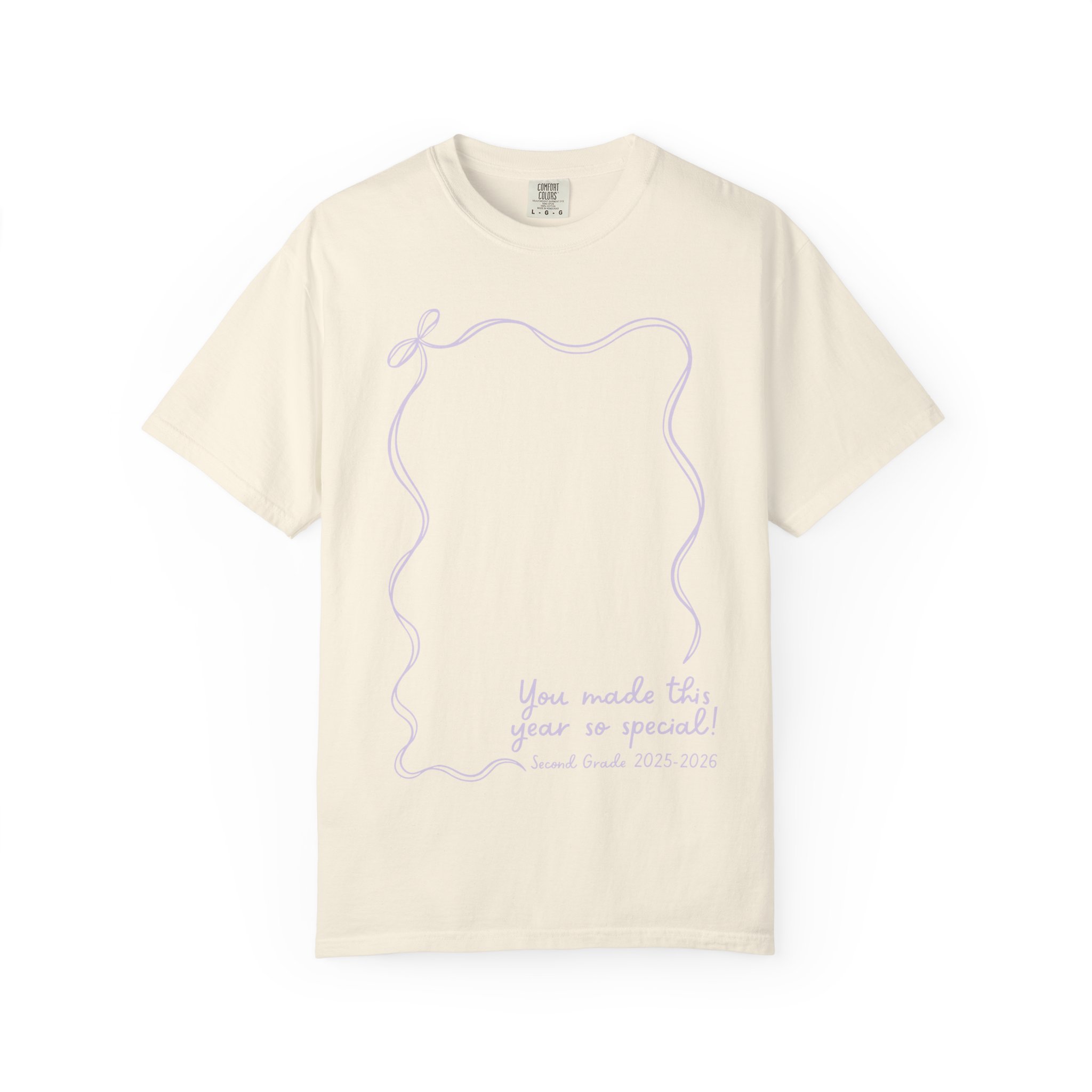 A second grade autograph T-shirt for teachers, featuring a customizable space for student signatures, perfect as a year-end keepsake to celebrate classroom memories and student achievements.