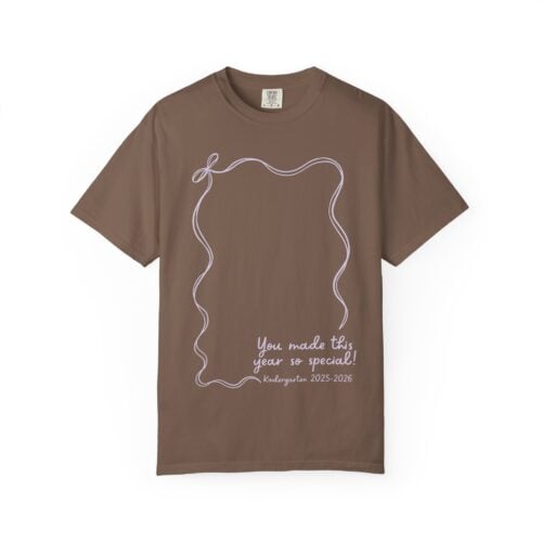Celebrate kindergarten memories with this teacher's autograph T-shirt, featuring a customizable year-end keepsake design for students to sign and cherish.